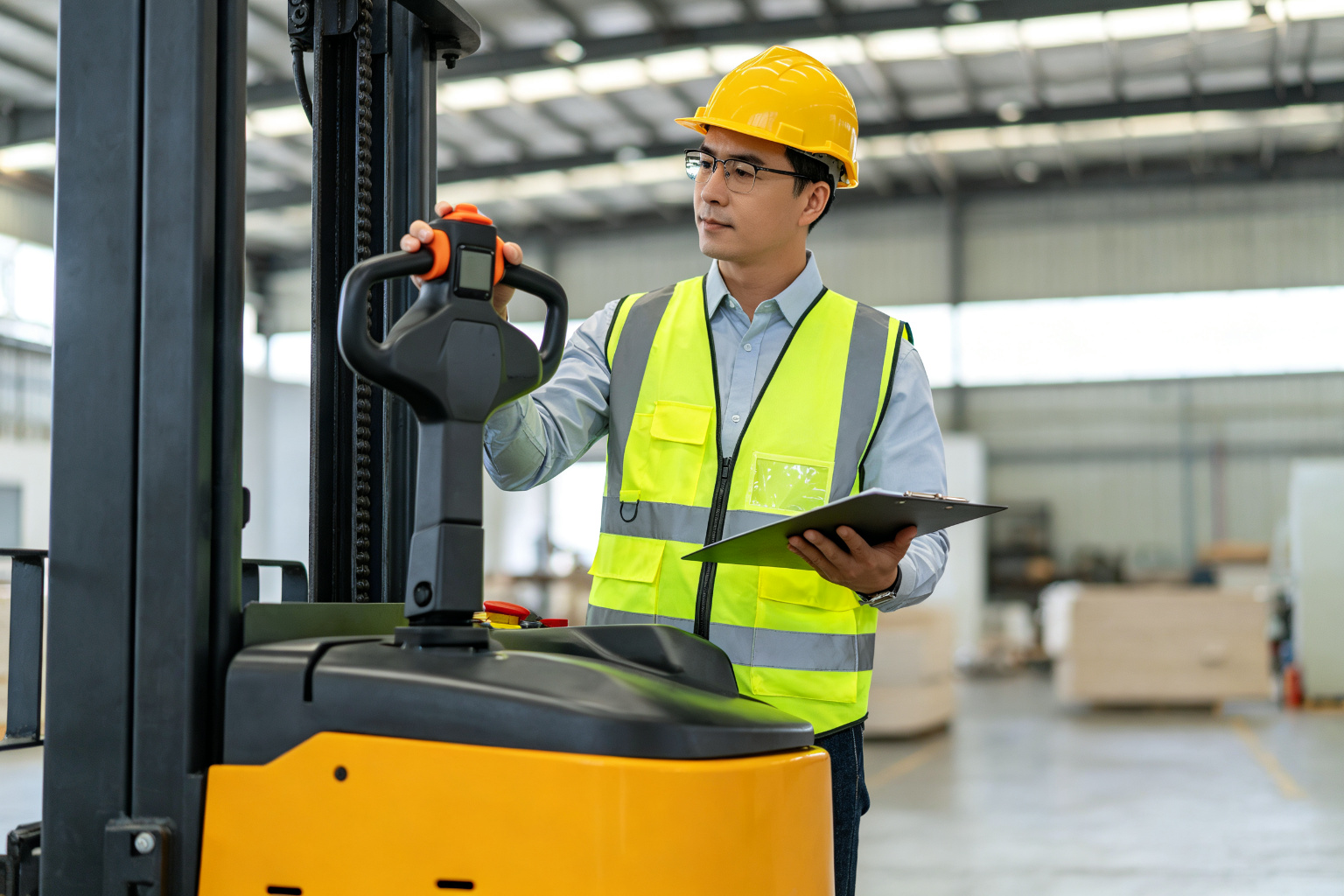 Electric vs manual pallet truck comparison